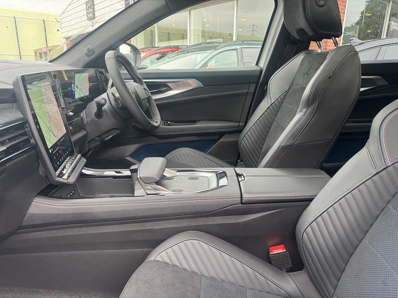 2025 25 Renault Rafale E-tech Phev Atelier Alpine Awd 5dr Auto Plug In Hybrid Petrol Automatic In Pearl White / Black Roof