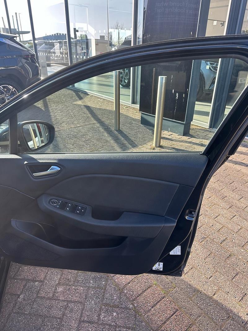 2021 71 Renault Clio 1.0 Tce 90 Lutecia Se 5dr Petrol Manual In Diamond Black