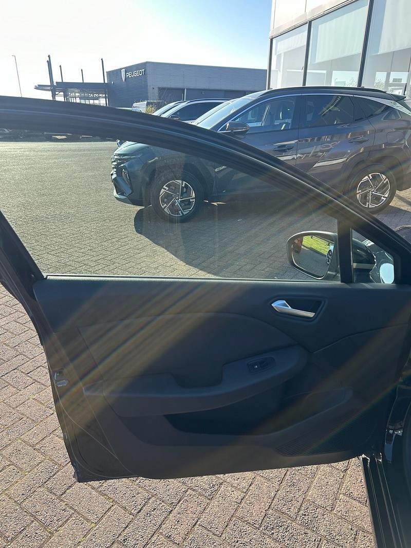 2021 71 Renault Clio 1.0 Tce 90 Lutecia Se 5dr Petrol Manual In Diamond Black