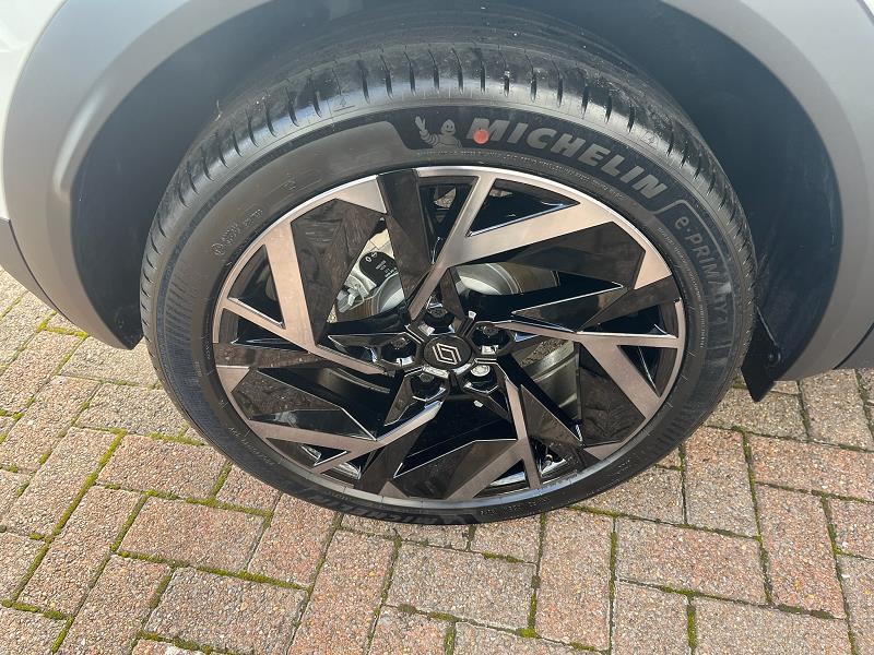 2025 75 Renault Captur 1.8 E-tech Full Hybrid 160 Esprit Alpine 5dr Auto Hybrid Petrol Automatic In Arctic White / Black Roof