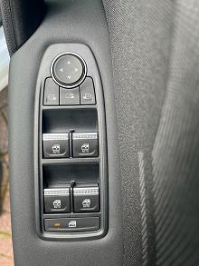 2025 75 Renault Captur 1.8 E-tech Full Hybrid 160 Esprit Alpine 5dr Auto Hybrid Petrol Automatic In Arctic White / Black Roof
