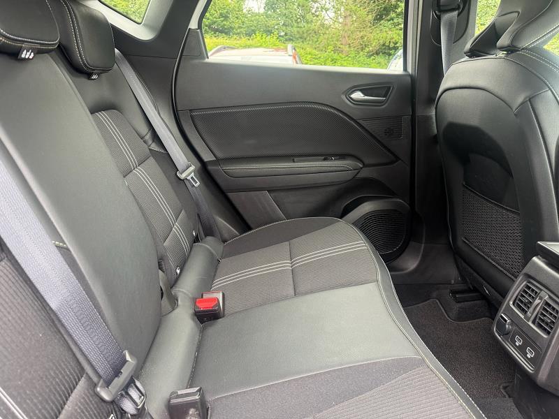2023 23 Renault Captur 1.6 E-tech Full Hybrid 145 Engineered 5dr Auto Hybrid Electric Automatic In Arctic White With Black Roof